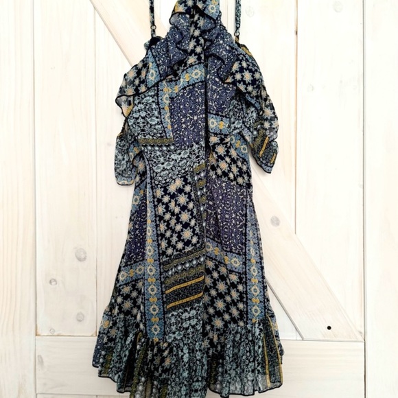 NWOT Romeo & Juliet Couture
Mixed Print Cold Shoulder Dress SIZE SMALL - Picture 3 of 4